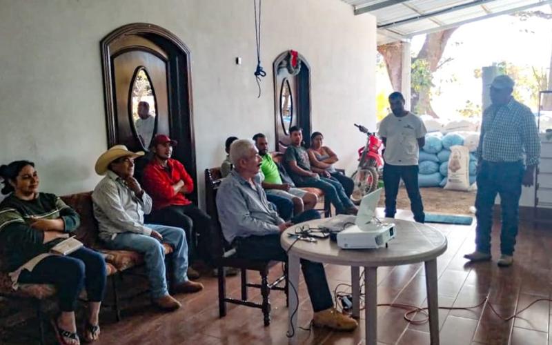 Agricultores de Jutiapa aprenden sobre bancos comunales de semilla