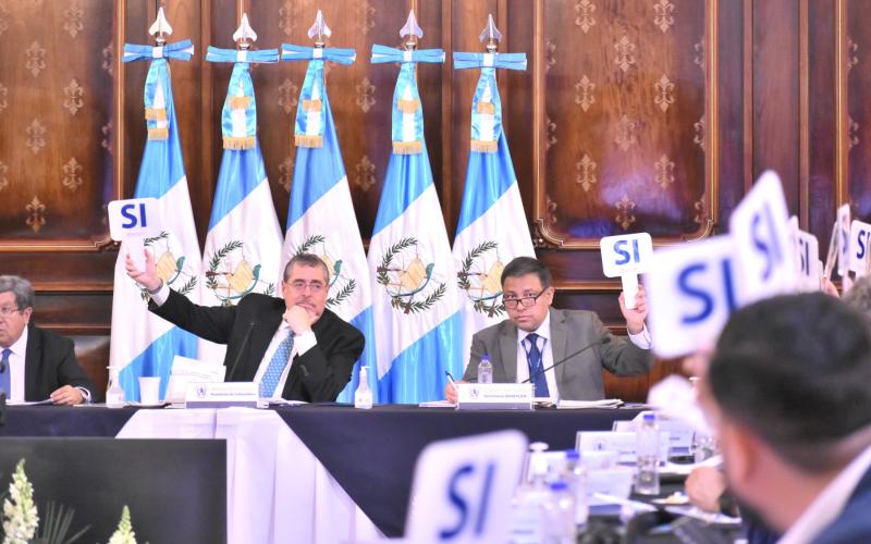 Presidente Bernardo Arévalo y secretario general de Planificación Carlos Mendoza.