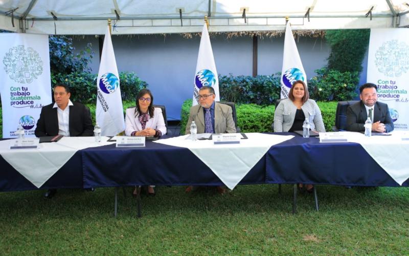 Ministro Maynor Estrada presenta su equipo de trabajo