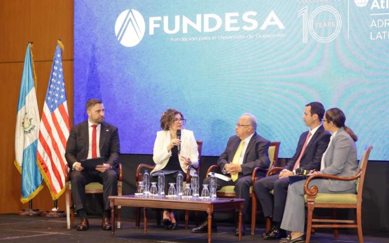 La ministra de economía, Gabriela García, durante su participación en el evento.