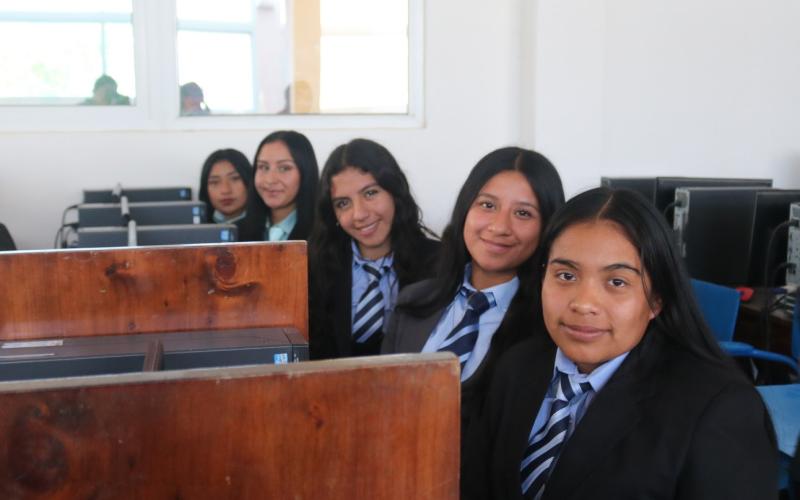 Estudiantes del Colegio La Sagrada Familia, en Mataquescuintla, Jalapa