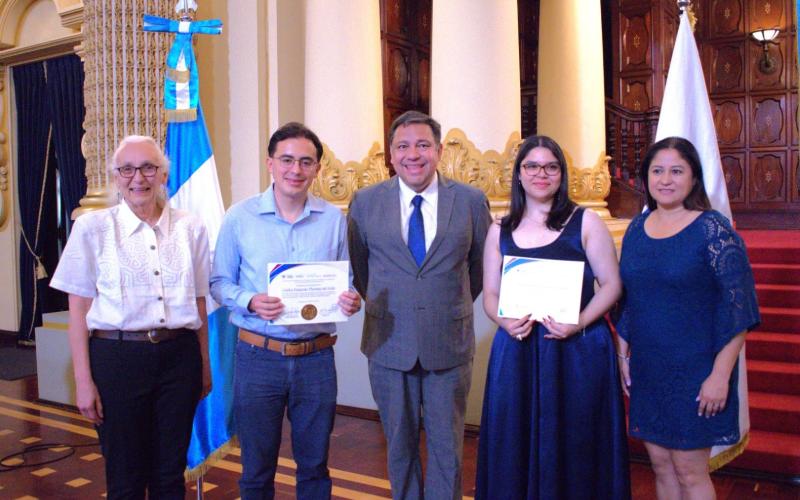 Integrantes del Consejo Académico y los dos acreedores de la Beca Myrna Mack 2024.