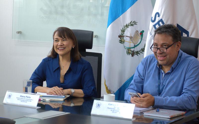 Subsecretaria de Cooperación, Iliana Peña, y secretario general de Planificación, Carlos Mendoza.