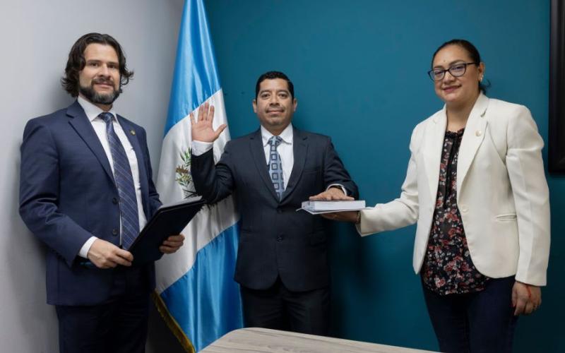 El nuevo Subgerente Técnico  del INE Cristian Miguel Cabrera Ayala (centro), durante su juramentación.