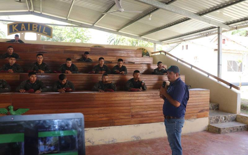 Capacitaciones a miembros del ejército para prevenir incendios en Petén