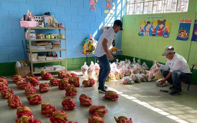 Primera entrega de alimentos en escuelas marca un impulso económico para las y los agricultores