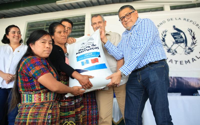 Agricultores reciben fertilizante en el marco de la Iniciativa Mano a Mano