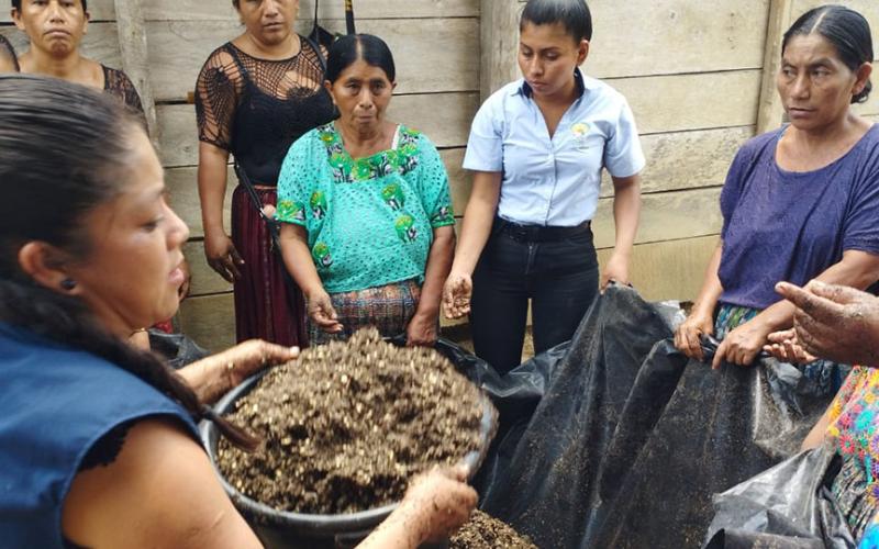 Comunidades de Alta Verapaz aprenden a fabricar abono orgánico