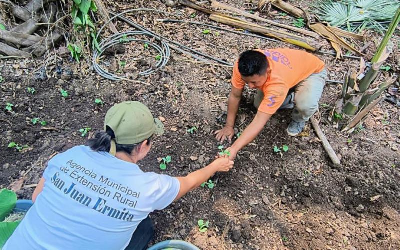 Entregan pilones para huertos comunitarios en San Juan Ermita, Chiquimula