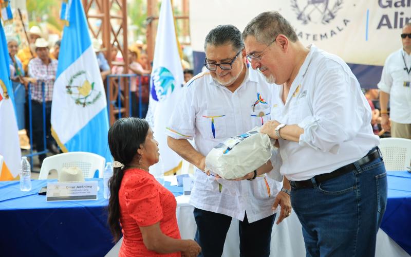 Entregan semillas de maíz mejoradas a familias de región Chortí