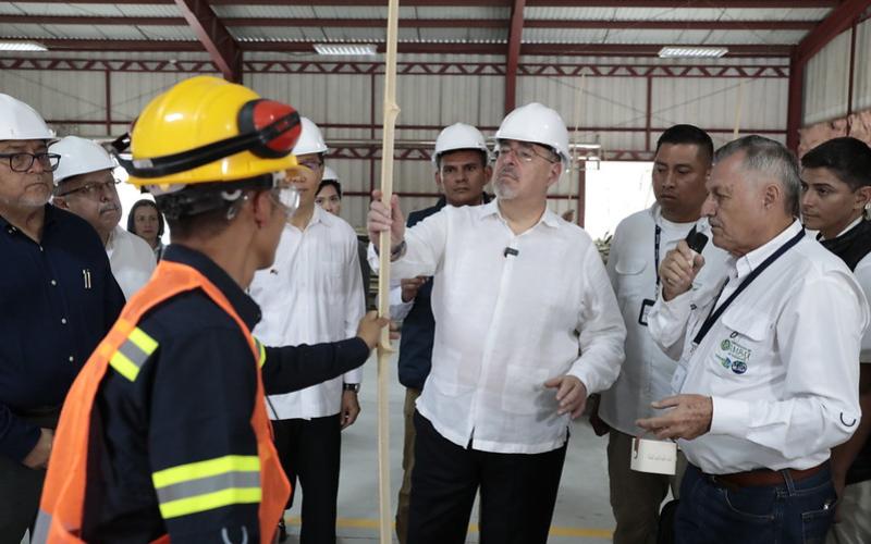 Presidente Bernardo Arévalo supervisa centro "Transformación e investigación de Bambú" de China, Taiwan