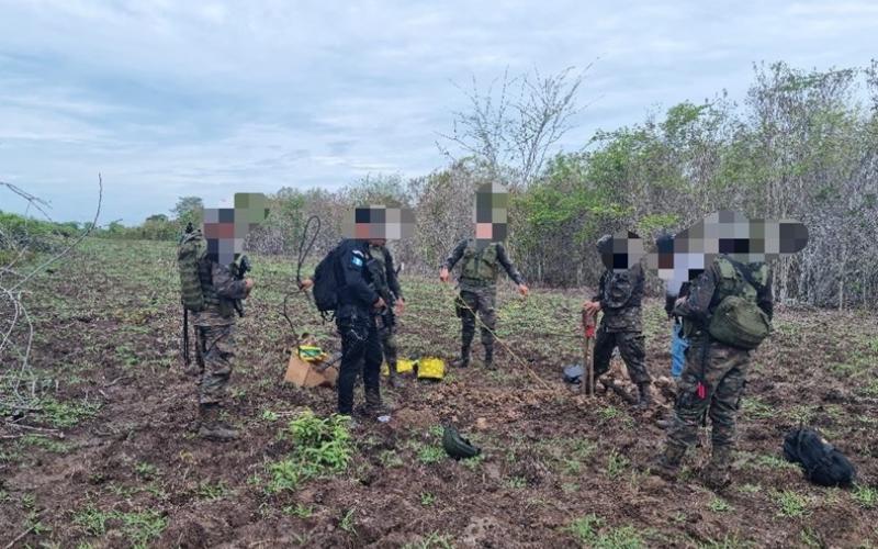Ejército de Guatemala inhabilitó una pista clandestina en Petén.