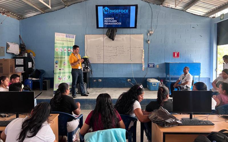 Impulsan Huertos Pedagógicos en Petén