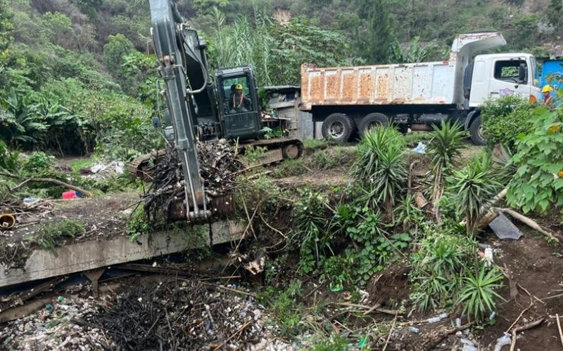 Ejército de Guatemala apoya la limpieza del material acumulado en el río Guacalate.