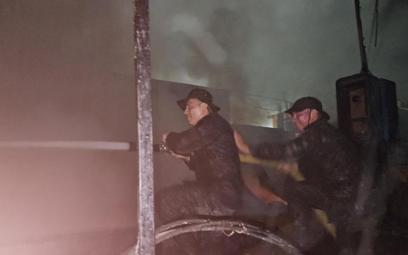 Ejército de Guatemala apoya la supresión de incendio registrado en mercado de San José, Escuintla.
