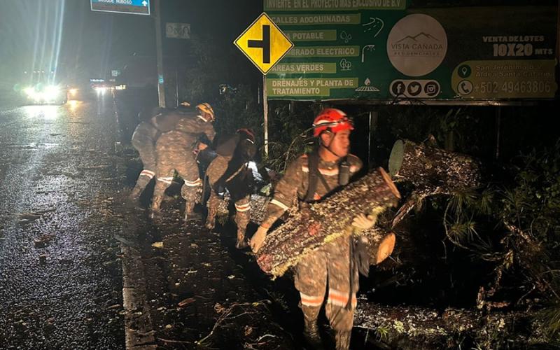 Ejército de Guatemala contribuye  en el despeje de carreteras afectadas por las lluvias.