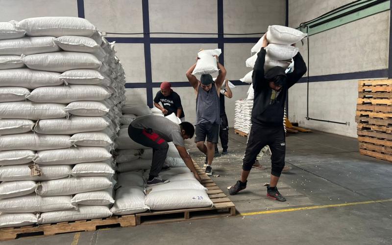 Continúan las entregas de alimentos por daños de lluvias
