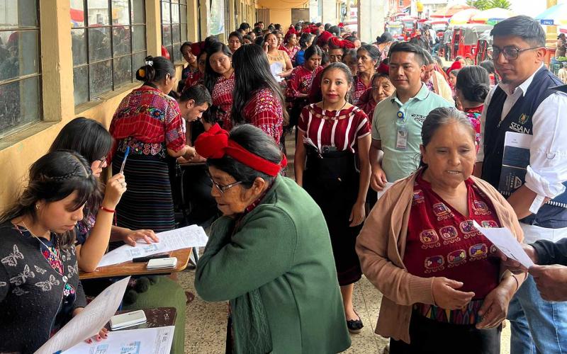 Entregan asistencia alimentaria a familias de Huehuetenango