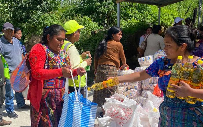Familias de Santa Bárbara, Huehuetenango, reciben asistencia alimentaria