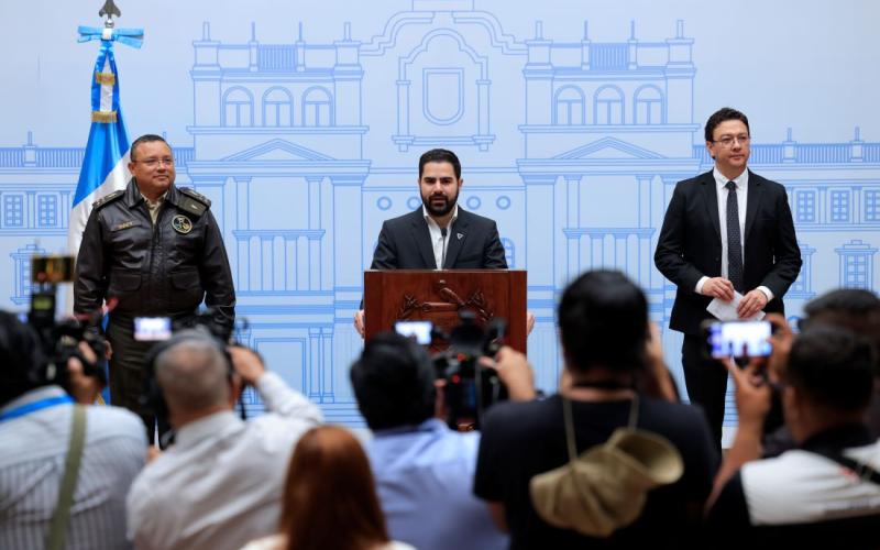 Secretario Santiago Palomo, Ministro de la Defensa y Director de Migración 