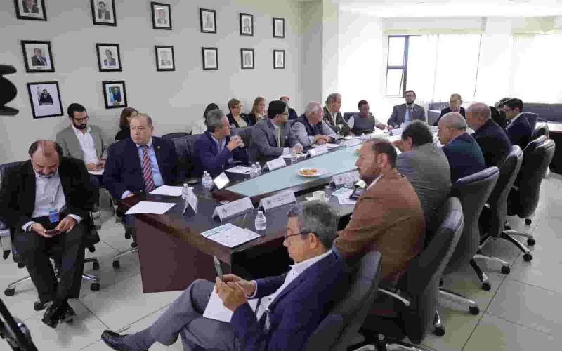 El ministro de Comunicaciones, Infraestructura y Vivienda, Félix Alvarado y miembros del despacho ministerial sostuvieron una reunión con representantes de 14 organizaciones del sector privado. Este encuentro marca el inicio de una nueva era de cooperación entre el gobierno y el sector privado organizado.