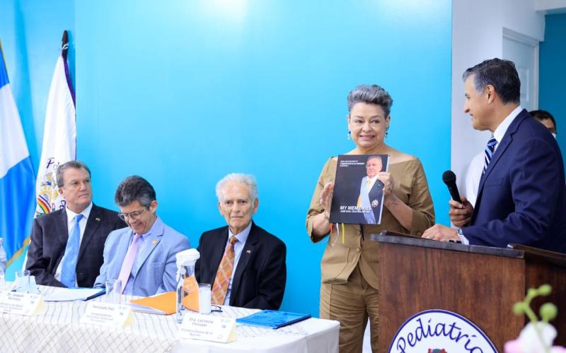 Primera Dama Lucrecia Peinado