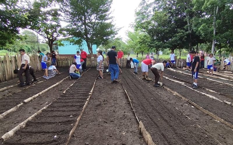 Establecen huerto escolar en San Francisco, Petén