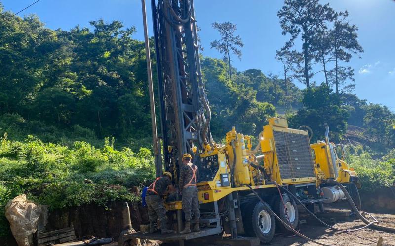 Ejército de Guatemala trabaja en la perforación de pozo mecánico de agua en Chimaltenango.