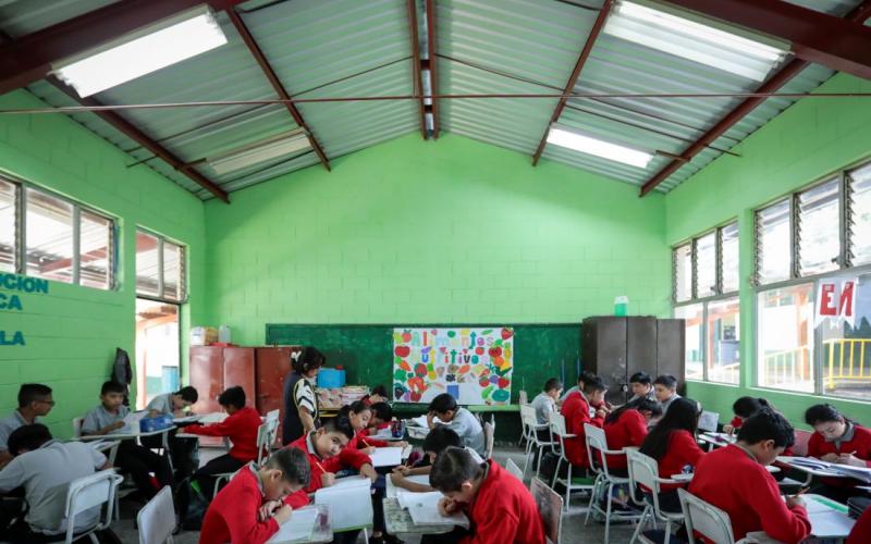Alumnos beneficiados de la Escuela Andrés Gilberto Cuxil Toc.