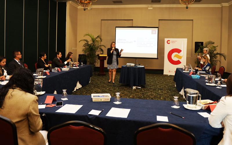 La Directora de la ONSEC expuso la situación del servicio civil guatemalteco.