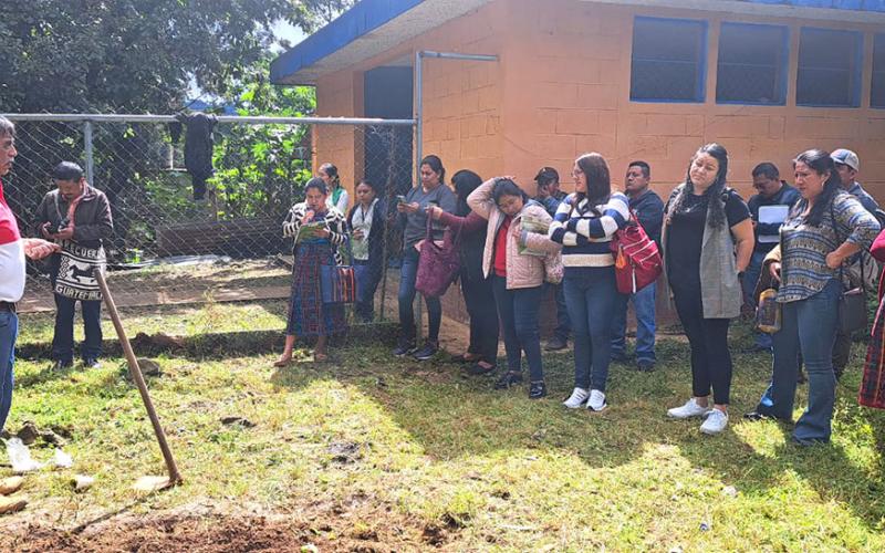 Capacitan a docentes para implementar huertos escolares 