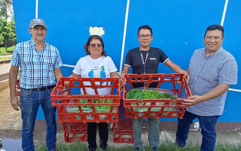 Centros educativos reciben pilones para huertos escolares