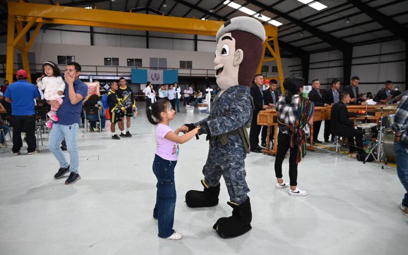 Fuerza Aérea Guatemalteca recibe a más de 3 mil guatemaltecos en la “Feria Integral de la Salud”.