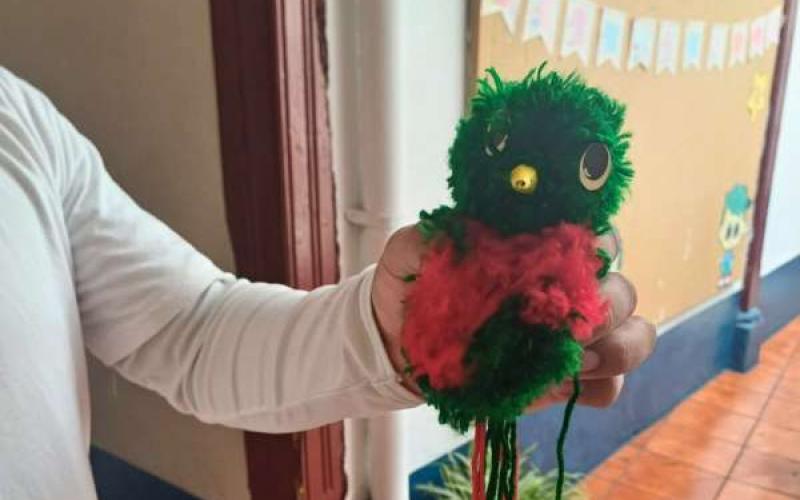 Como parte de su formación para el emprendimiento los adolescentes del CCFI aprendieron a hacer quetzales con lana.