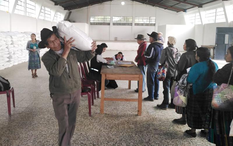 Agricultores de Santa Lucía La Reforma reciben fertilizantes
