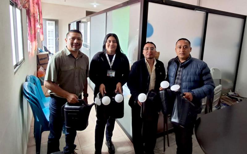 Entregan regaderas para riego de huertos escolares 