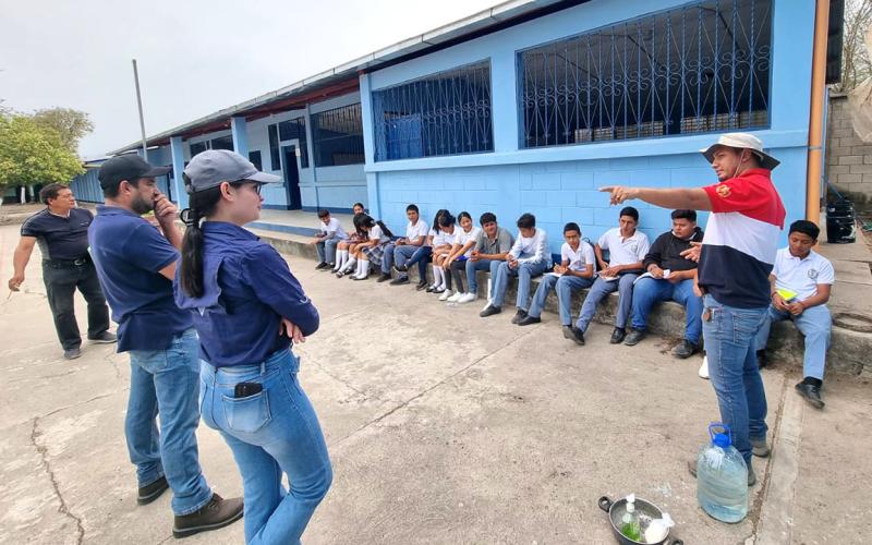 Estudiantes aprenden a elaborar insecticida orgánico