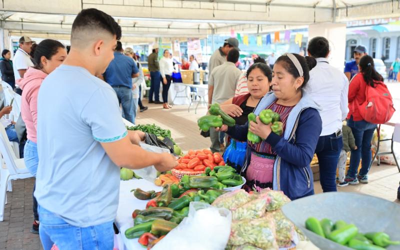 Feria del Agricultor beneficia a más de dos mil productoras y productores 