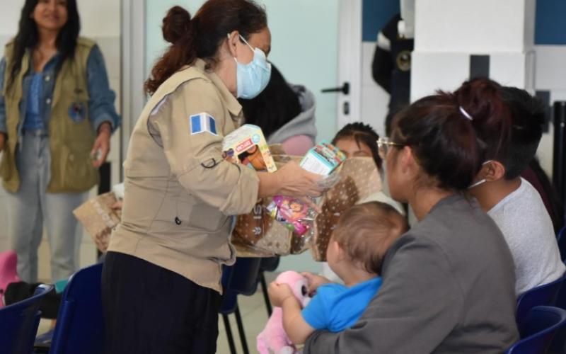 Niñez migrante del Centro de Recepción de Retornados recibe regalos y apoyo emocional