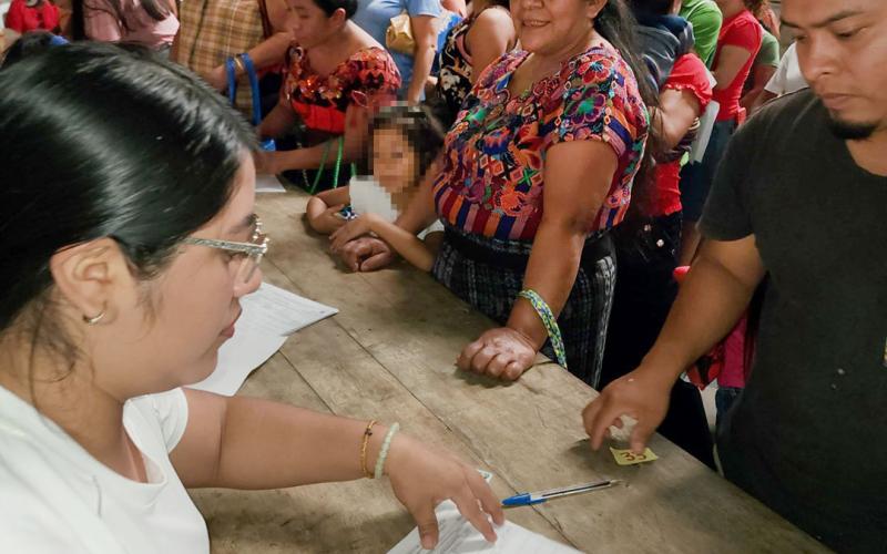 Familias de Suchitepéquez y Alta Verapaz reciben alimentos por acciones