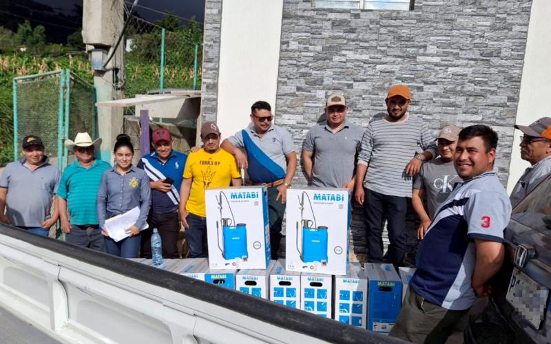 Agricultores reciben insumos y capacitación para mejorar sus capacidades productivas
