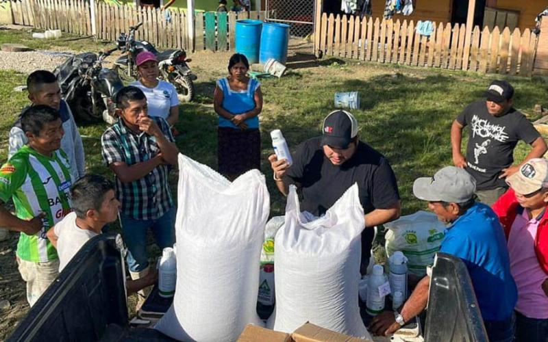 Entregan parcelas demostrativas de frijol en Santa Cruz, Poptún