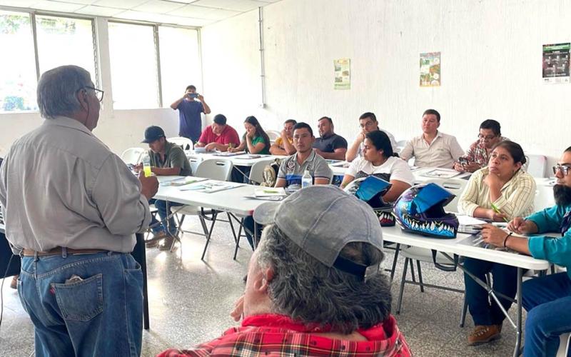 Imparten en Petén charlas de técnicas y prevención contra el Gusano Barrenador del Ganado
