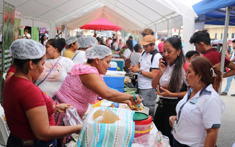 Se realiza feria del agricultor en Flores, Petén