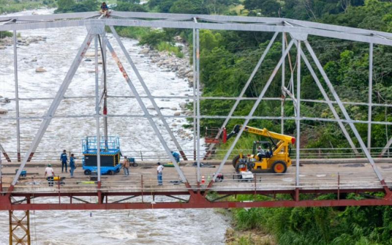 En relación con los trabajos de reforzamiento y rehabilitación del puente Nahualate, en Suchitepéquez, el Ministerio de Comunicaciones, Infraestructura y Vivienda (CIV) aclara: