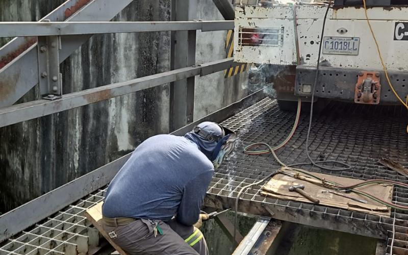 Reparan plancha del puente Chixoy, en Ruta Nacional 7W