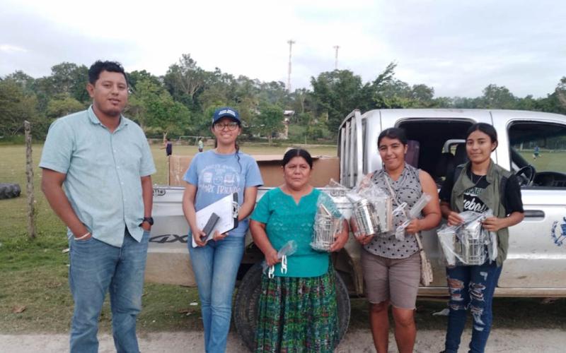 Entrega de equipo y asistencia técnica fortalece apicultura de Petén