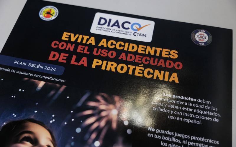Afiche de prevención que invita a evitar incidentes con el mal uso de pirotecnia