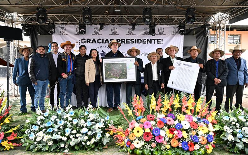 Habitantes de Asunción Chivoc, San Juan Sacatepéquez, reciben títulos de propiedad comunal en un acto histórico