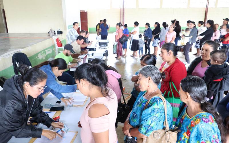 Más municipios de Petén reciben el Bono Campesino